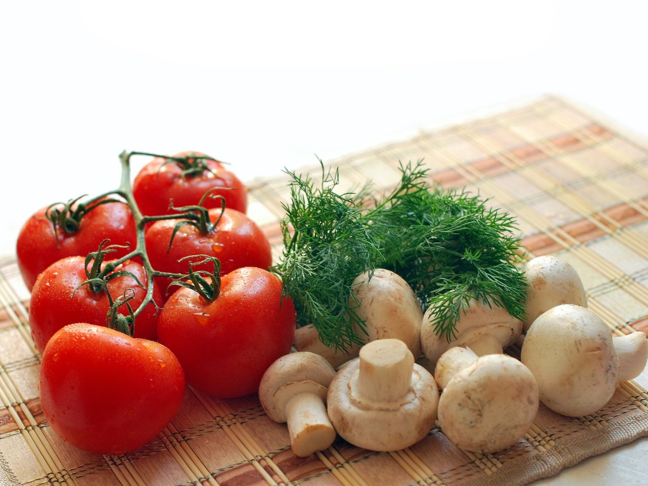 產後坐月子營養均衡配圖：番茄和香菇