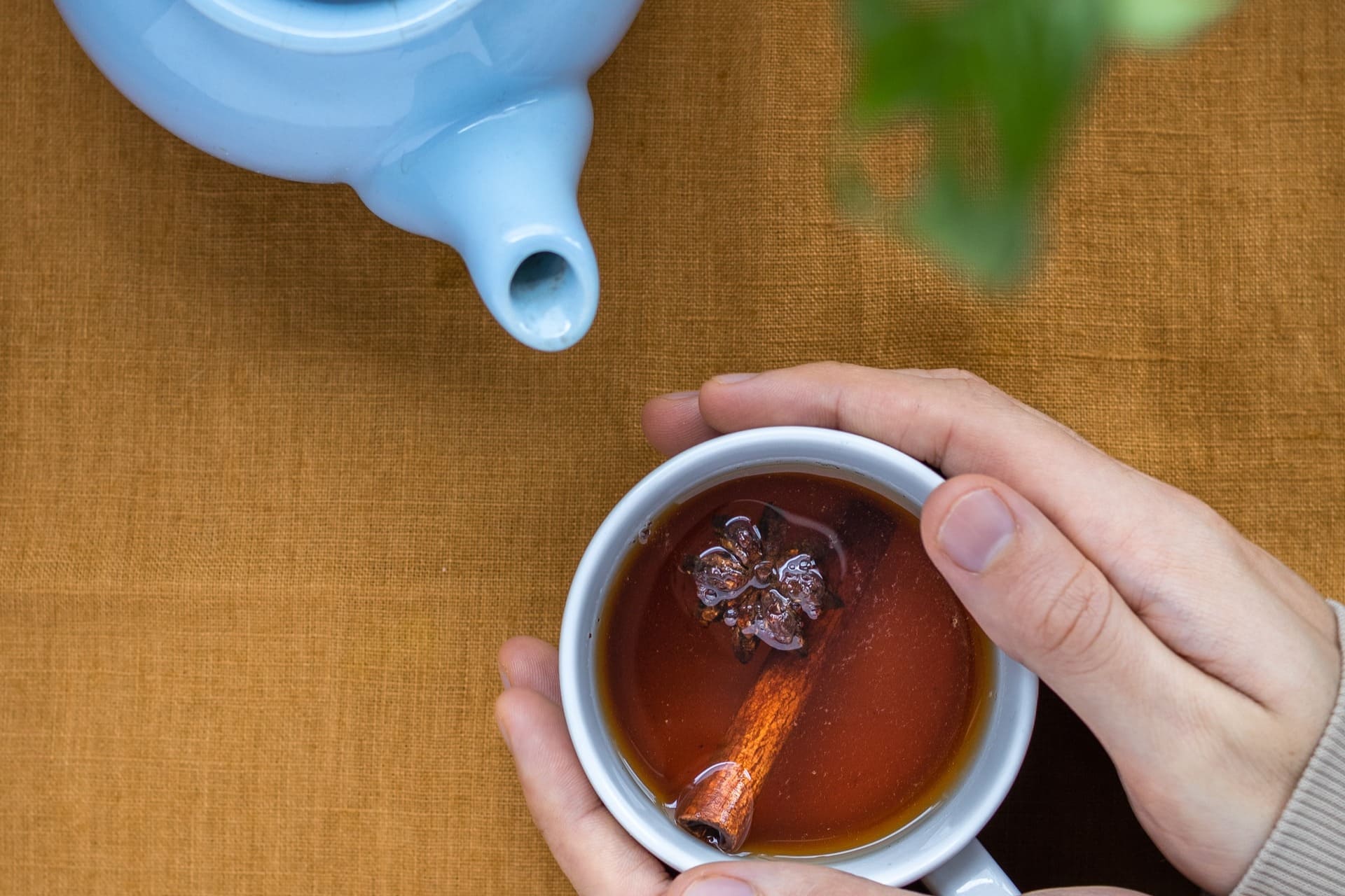 平日可多喝肉桂紅茶、茴香豆蔻茶等加強日常保暖